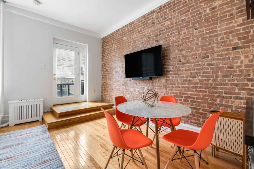 Building Photo - 130 W 81st St