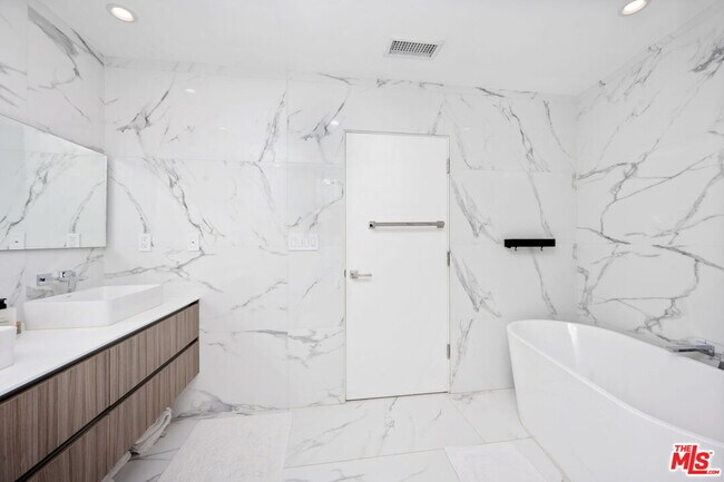 Building Photo - 2048 N Beverly Dr