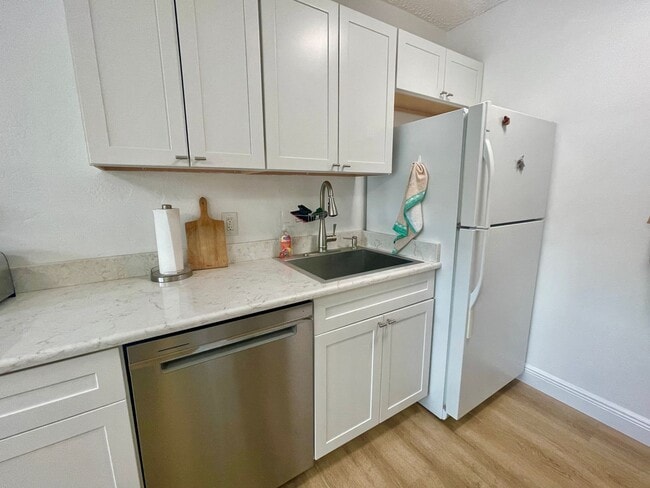 Building Photo - Available Mid October 2025 Fully Furnished...