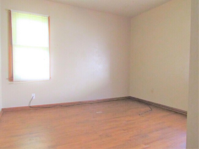 Building Photo - *** 50% OFF 1ST MONTH'S RENT IF LEASE SIGN...