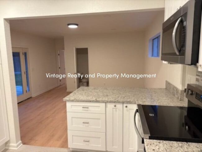 Building Photo - Back On The Rental Market Great Single Story Three Bedroom Home!!!