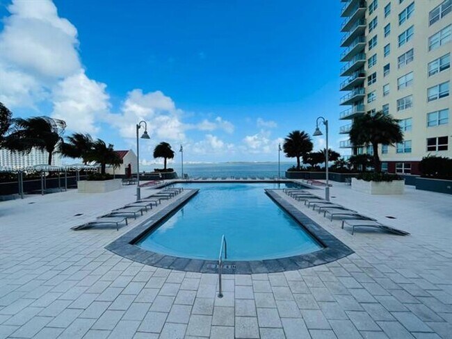 Building Photo - 1155 Brickell Bay Dr