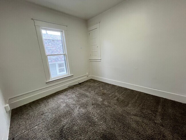 Building Photo - 239 Ann St NE