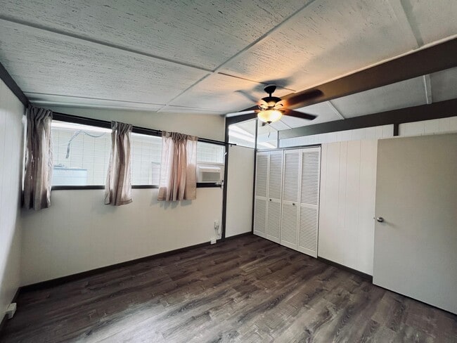 Building Photo - 350 Ulupaina St