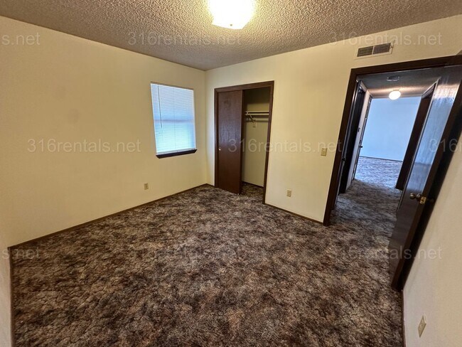 Building Photo - $750 - 2 bed 1 bath - Second floor Apartment