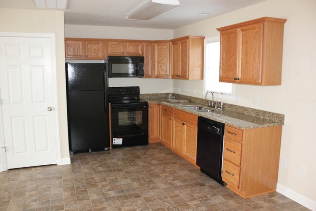Building Photo - 816 Carson Cir