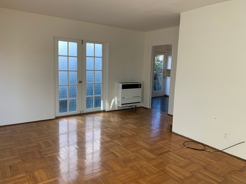 Living room (leading to kitchen) - 1903 Sacramento St