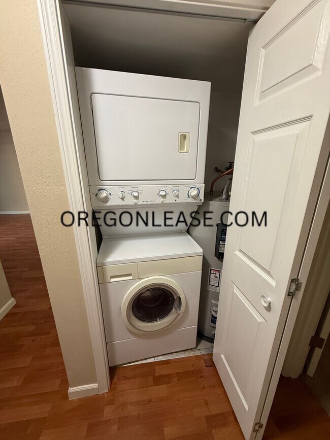 Building Photo - 2 bedroom apartment unit with in unit laundry