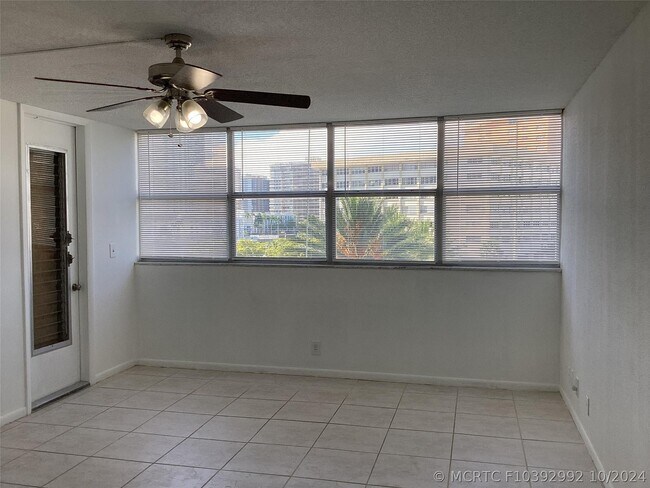 Building Photo - 100 Golden Isles Dr