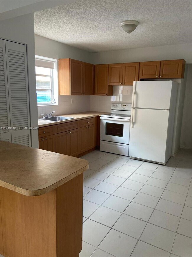 Building Photo - 640 E 2nd Ave