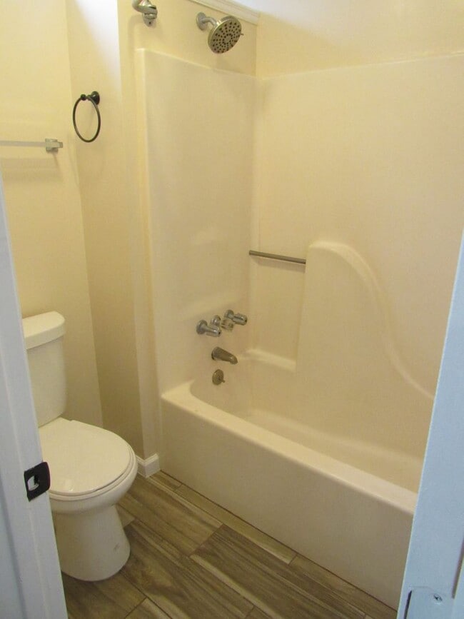 Building Photo - 3 BR 2 BA Hunters Creek