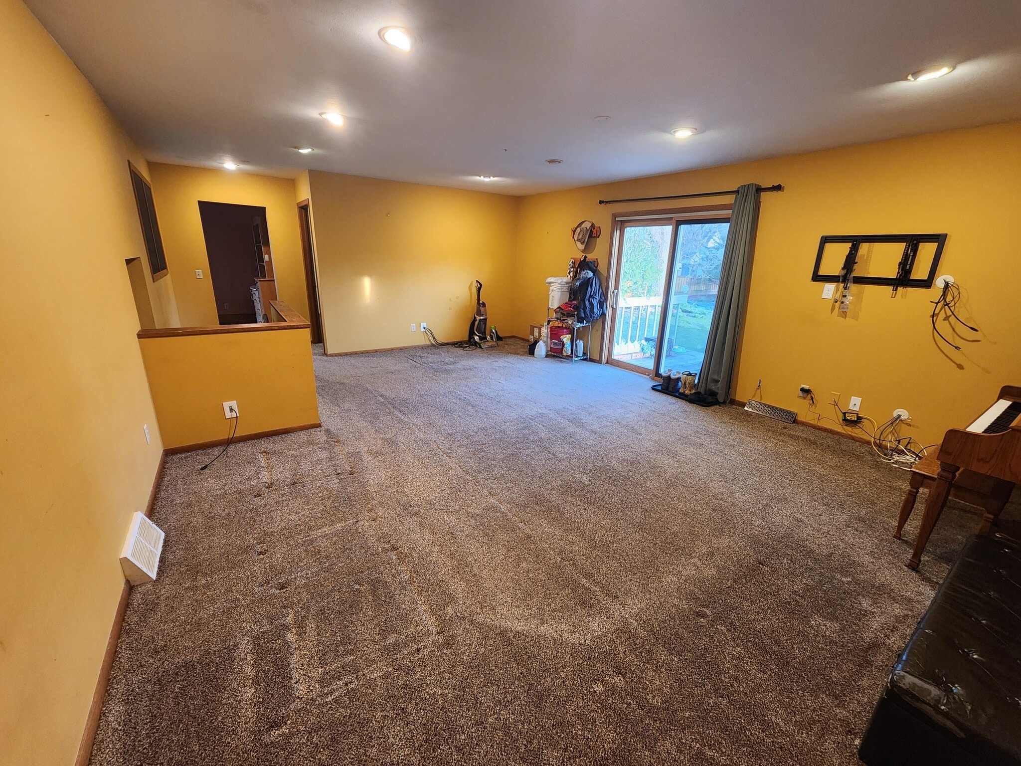 Living Room - 134 W Lincoln St