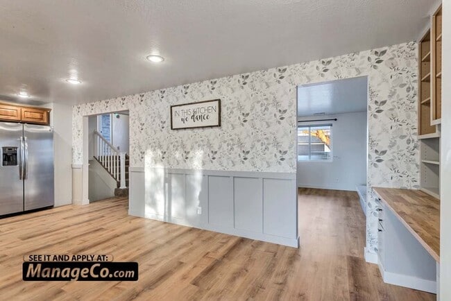 Building Photo - Remodeled 3-Bed Upstairs Residence with Ga...
