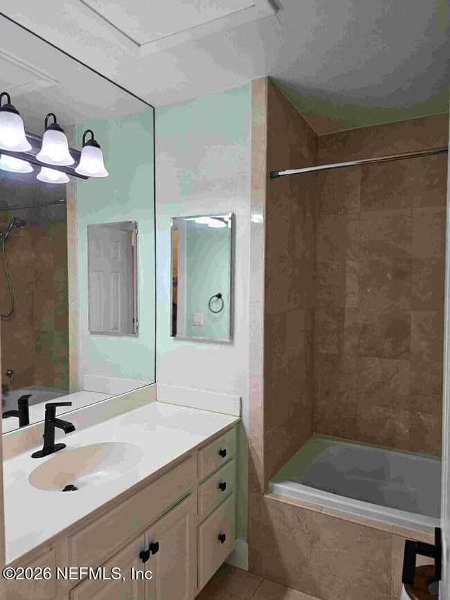 Building Photo - 2 Fairway Rd