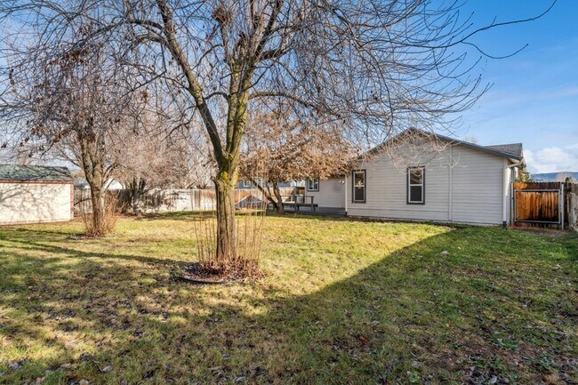 Building Photo - 2036 E Oakridge Ct