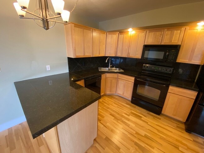 Building Photo - Amazing Condo with Beautiful Mountain and ...
