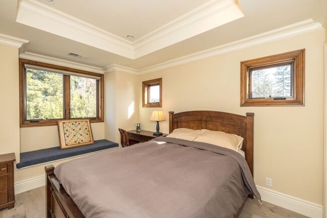 Building Photo - 5 Bed, 4.5 Bath Executive Home w/ Designer...