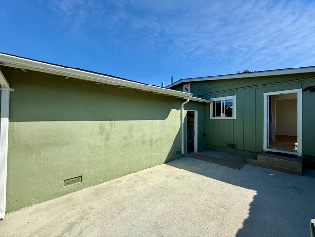 Building Photo - Refreshed 2 Bed/1-Bath Duplex Near Beach & Trails in Fairway Park