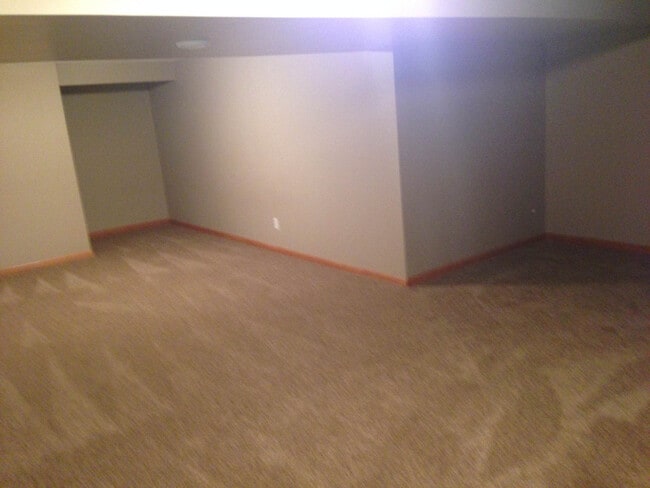 Building Photo - End Unit 3 bed finished basement Town Home