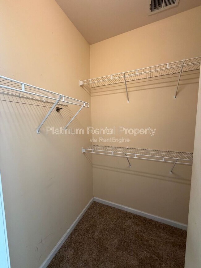 Building Photo - 5975 Waterford Pl