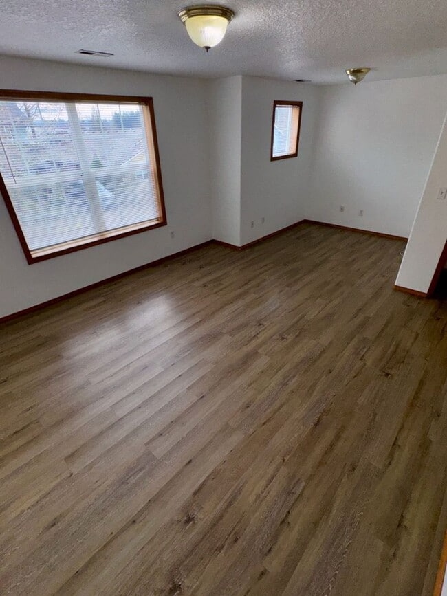 Building Photo - Spacious 4BR Home with Fenced Yard, 2-Car Garage & Convenient Location