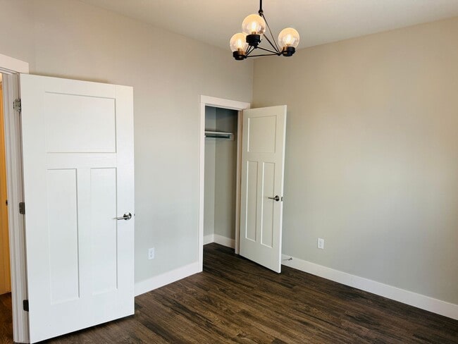 Building Photo - Gorgeous Townhome in Signal Peak (West End...