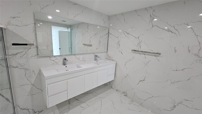 Building Photo - 1861 NW N River Dr