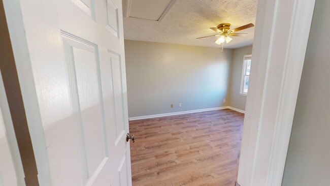 Building Photo - $500 off First Month's Rent! Fully Renovat...