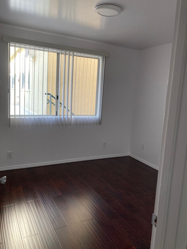 Building Photo - 1900 Grace Ave