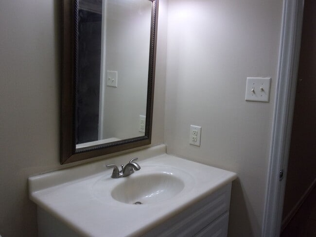 Building Photo - Beautiful 2 Bedroom Brick Ranch with Private Courtyard Patio