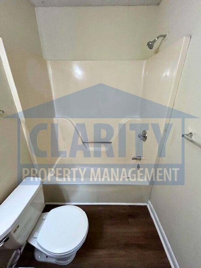 Building Photo - Two bedroom apt near Cleveland State!