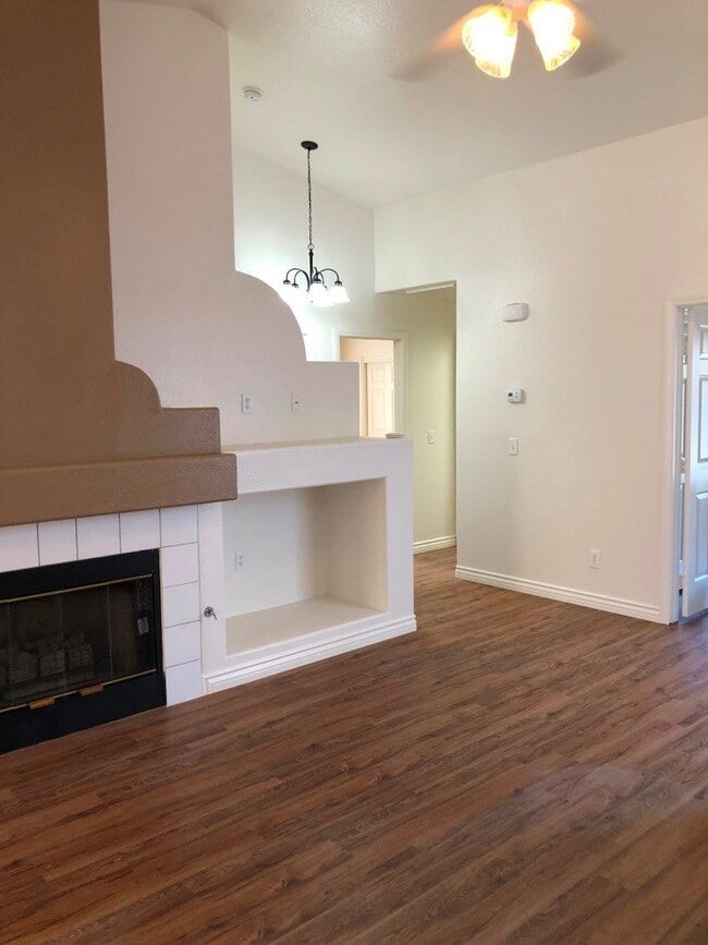 Building Photo - Beautiful Single Story Home