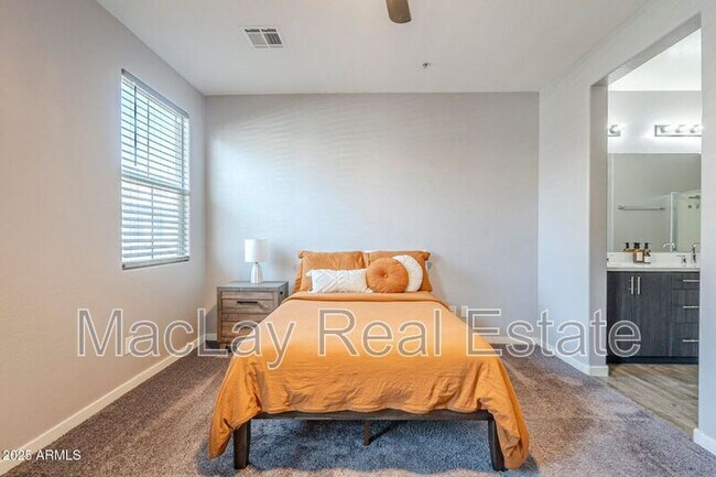 Building Photo - 2271 E Hidalgo Ave