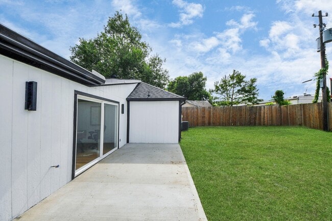 Building Photo - 6249 Locke Ln