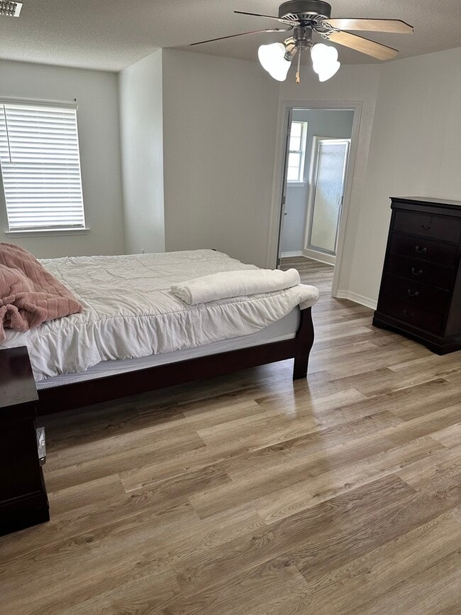 Building Photo - Large 4 bed / 3 bath home minutes from Nav...