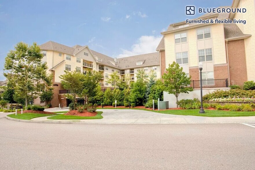 Building Photo - 160 Boylston St