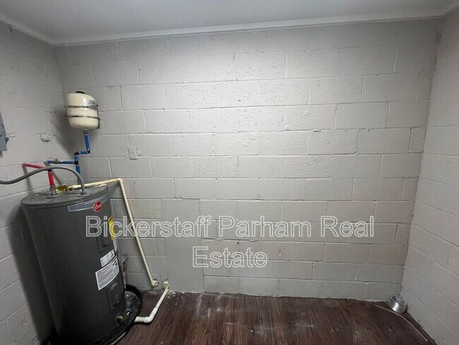 Building Photo - 2102 Somerset Ave