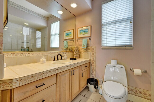 Building Photo - 220 Pine Ave