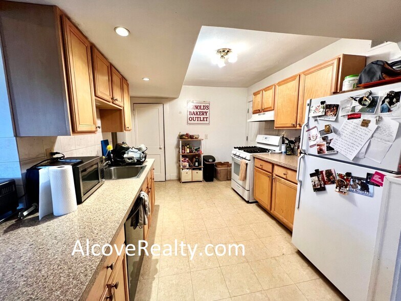 Building Photo - 225 Summer St