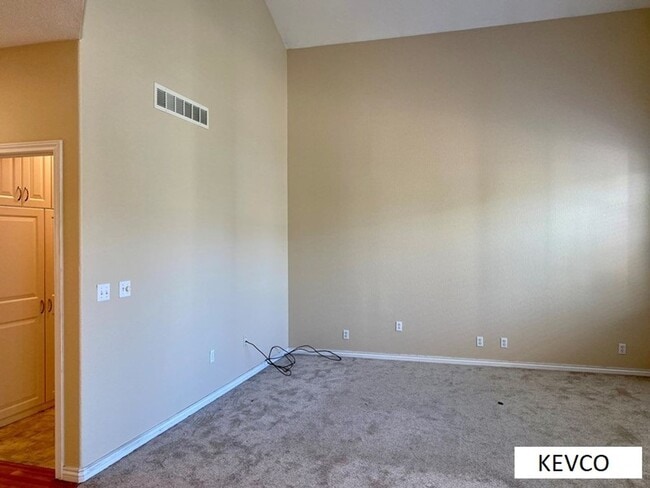 Building Photo - Amazing Three Bedroom Home With Office Space