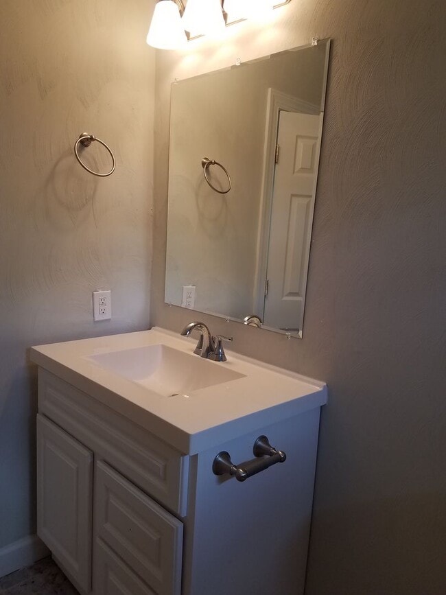 Building Photo - Spacious 4 Bedroom 3.5 Bath