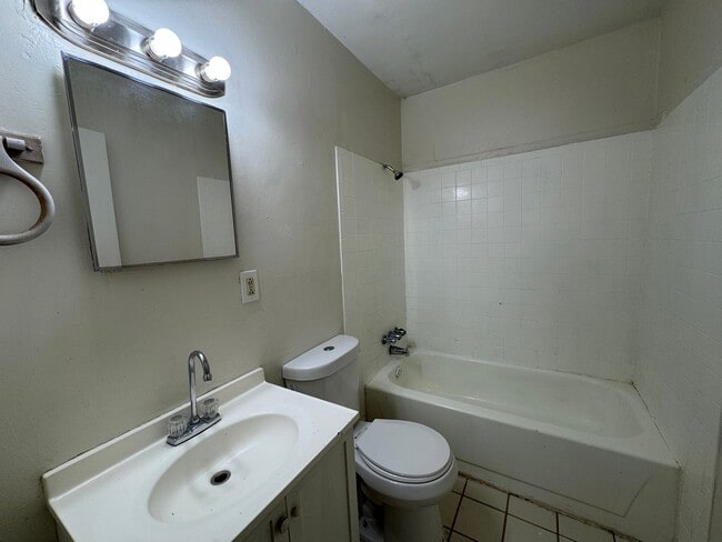 Building Photo - 2/1 House in East Rome with bonus room- $995