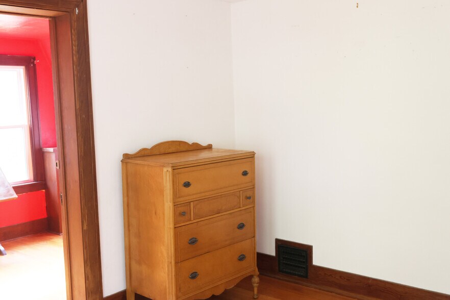 Bedroom - 711 W Ohio St