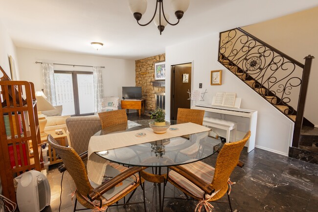 Building Photo - 3191 Sycamore Dr