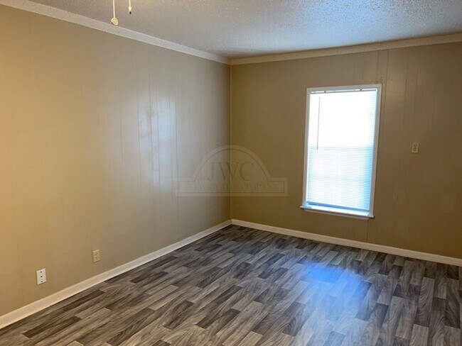 Building Photo - 1802 Poage Ave