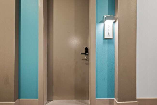 Building Photo - 2425 E Riverside Dr