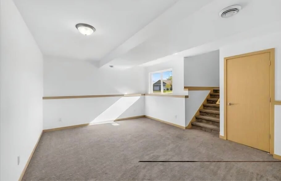 Building Photo - 823 Thompson Dr