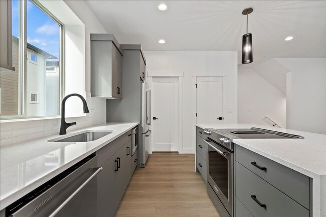 Building Photo - BRAND NEW 3 bed 3.5 bath townhouse