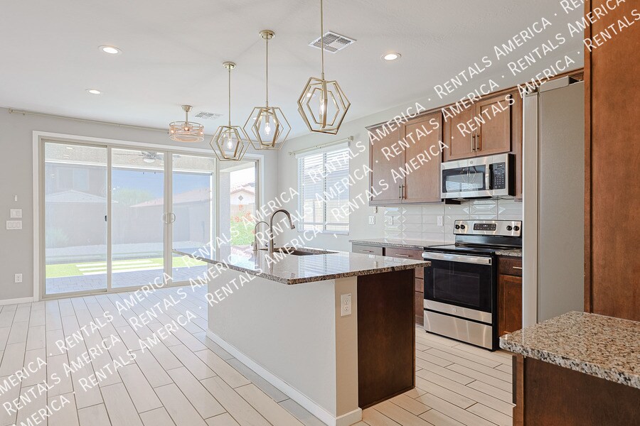 Building Photo - 15713 W Woodlands Ave