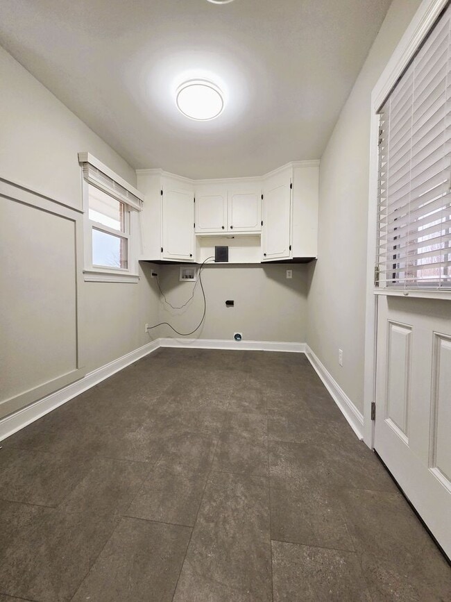 Building Photo - Remodeled ranch on large serene lot in Amelia County.